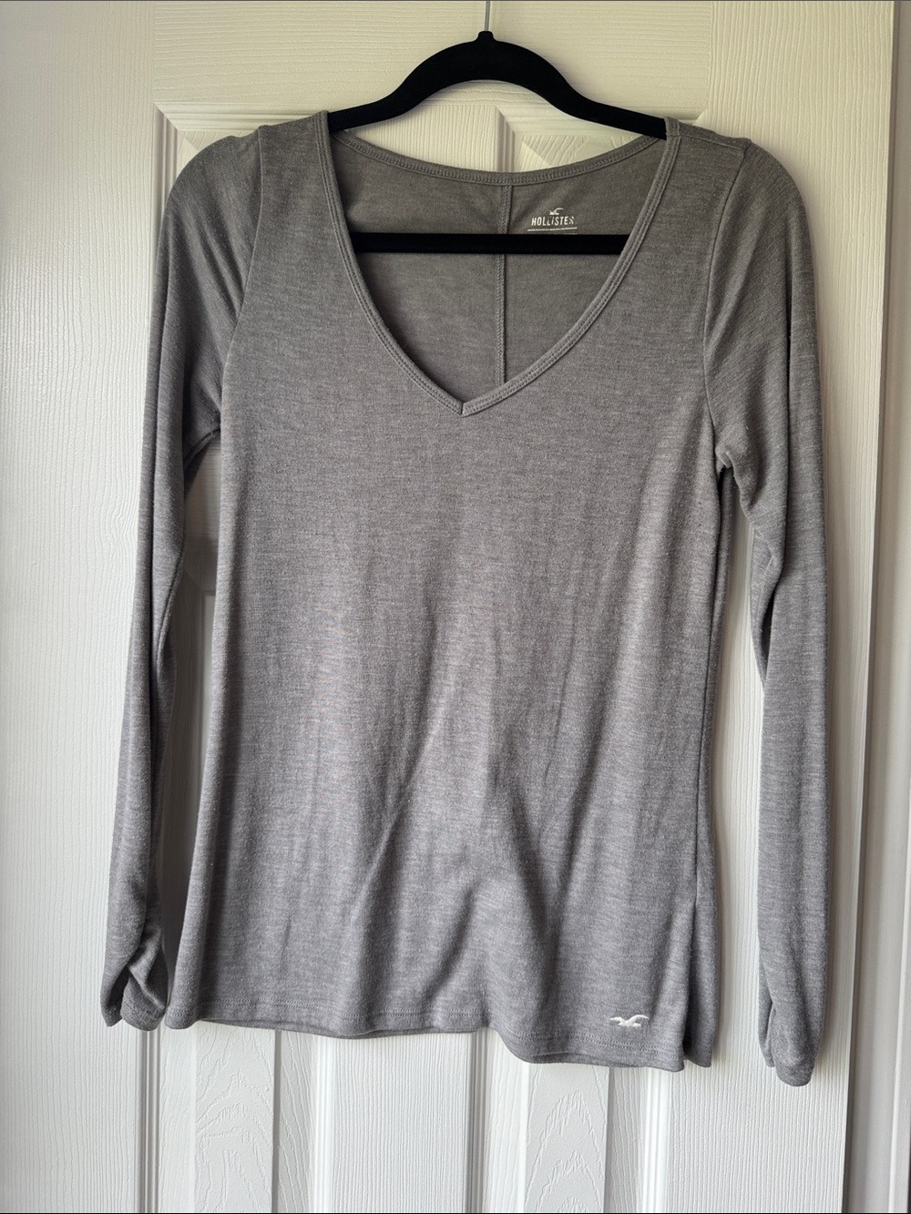 Hollister Long-Sleeve V-Neck Tee in Light Gray Must Have Collection L